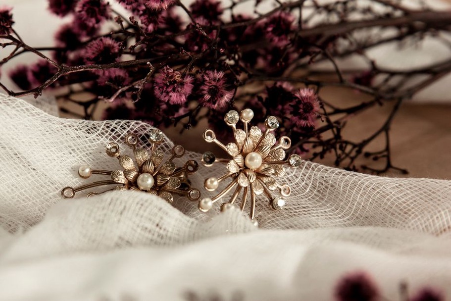 Close-up of a 1950s star barrette set with rhinestone in pastel pink