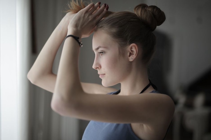 Woman with a 1950s hairstyle and a wide zigzag hair clip