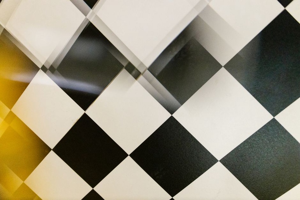 Resin claw clip with bold white-and-black chequer squares