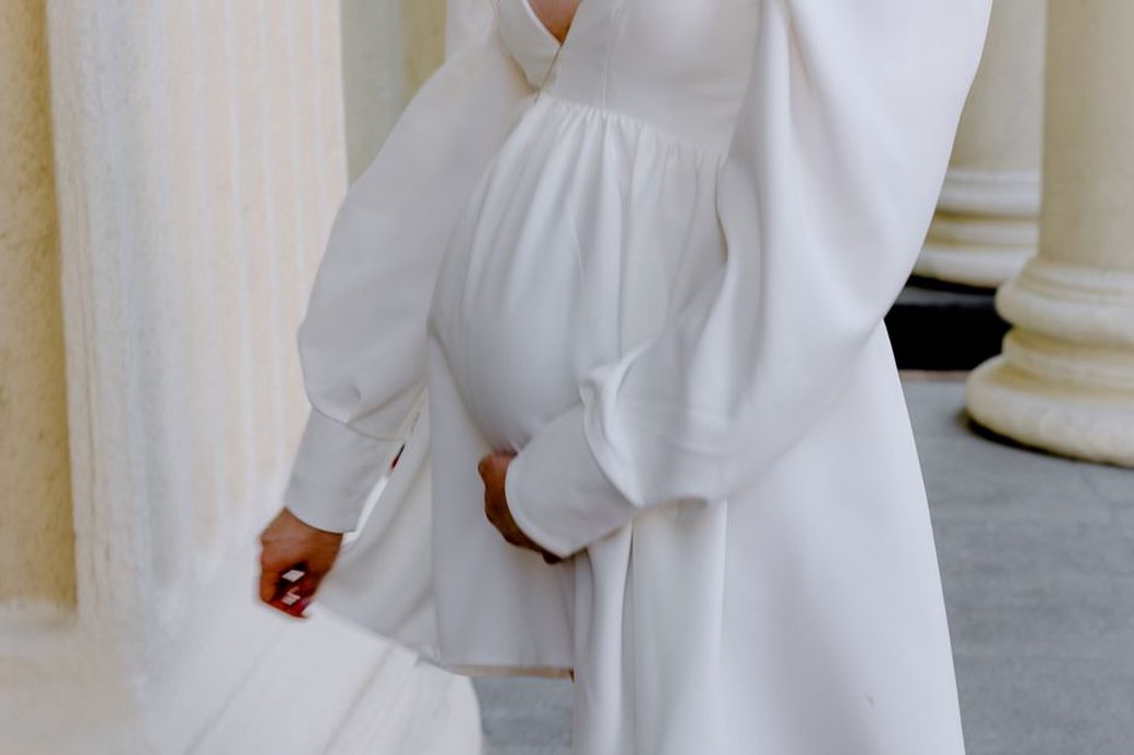 Tortoiseshell hair claw paired with a bishop-sleeved midi dress