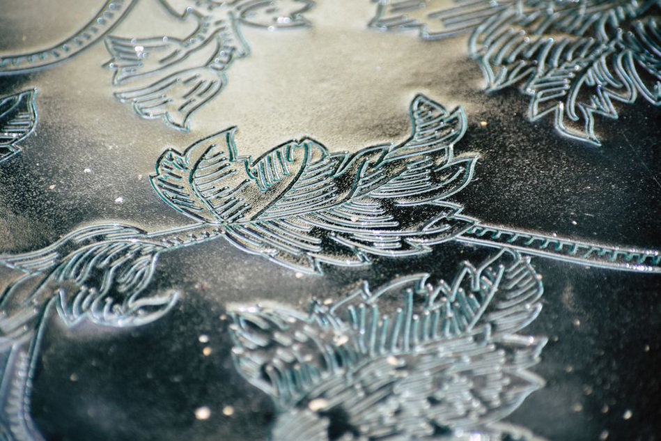 Bas-relief leaf motif on vintage hair clip surface