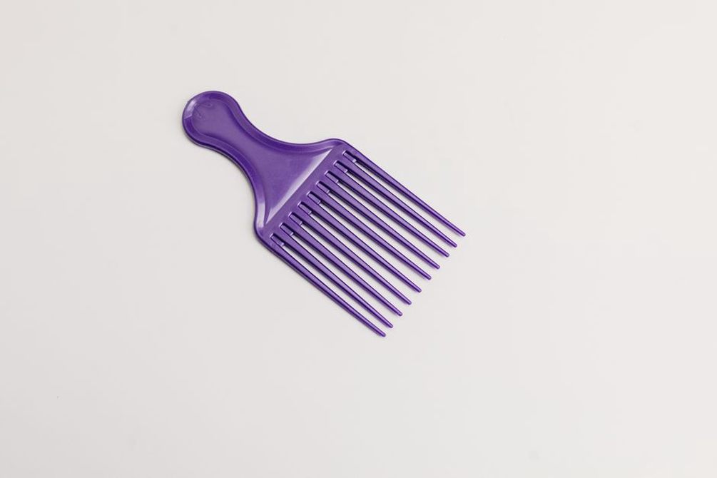 Detailed view of El Poncho comb teeth and matte finish