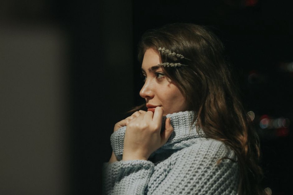Woman wearing a mustard knit headband with a tortoiseshell hair clip, modern outfit