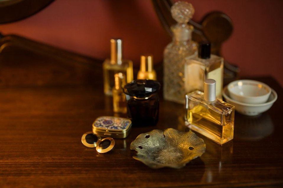 Sea foam scallop hair claw resting on a mid-century dressing table beside a ceramic pot