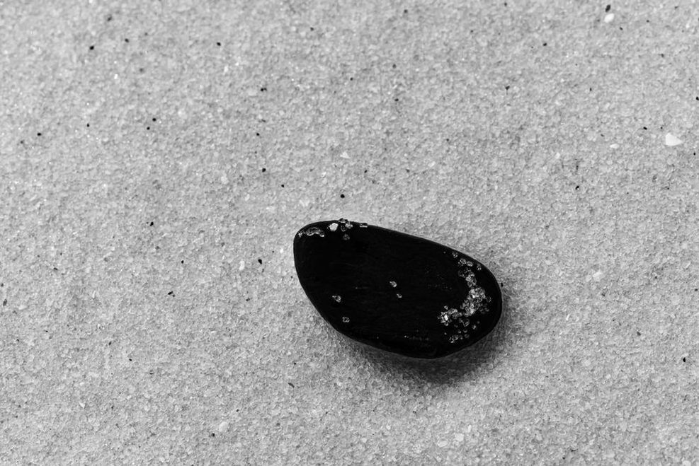 lavender pebble clip resting on linen fabric