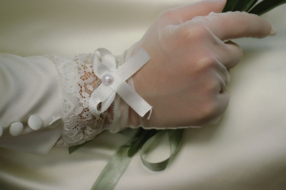 pearl bow ornament on a hinged French barrette base