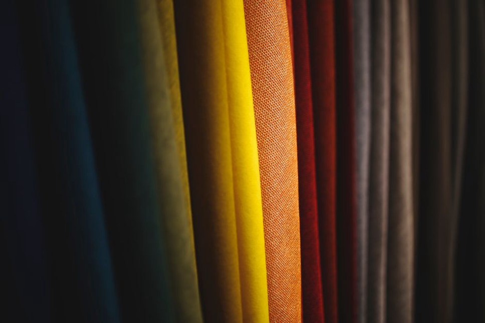 ten Buttercups midi clips in a spectrum from pale yellow to deep burgundy