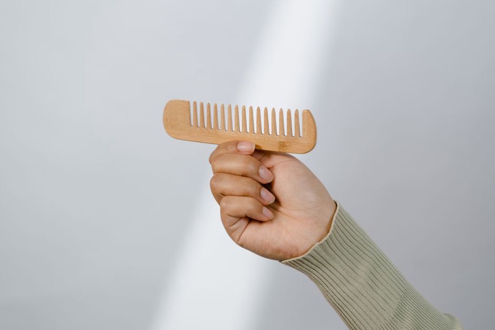 Assorted El Poncho hair combs in warm brown and ochre tones