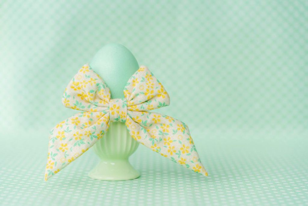A 1950s hair bow trimmed with 5mm ric rac in soft pink and cream