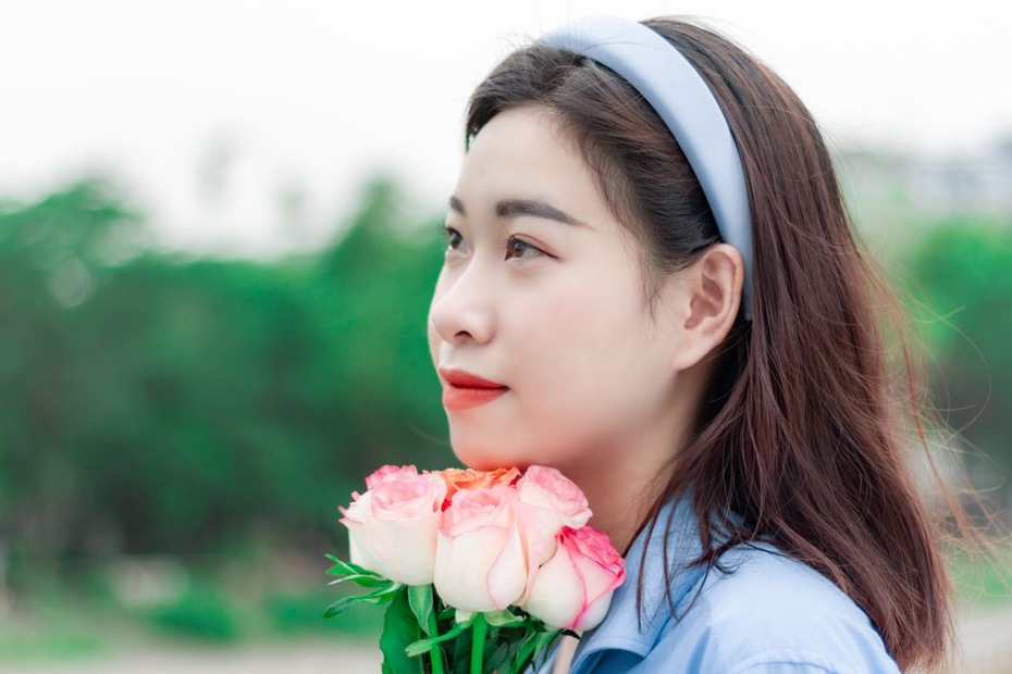 velvet hairband styled for an Edwardian-inspired summer tea