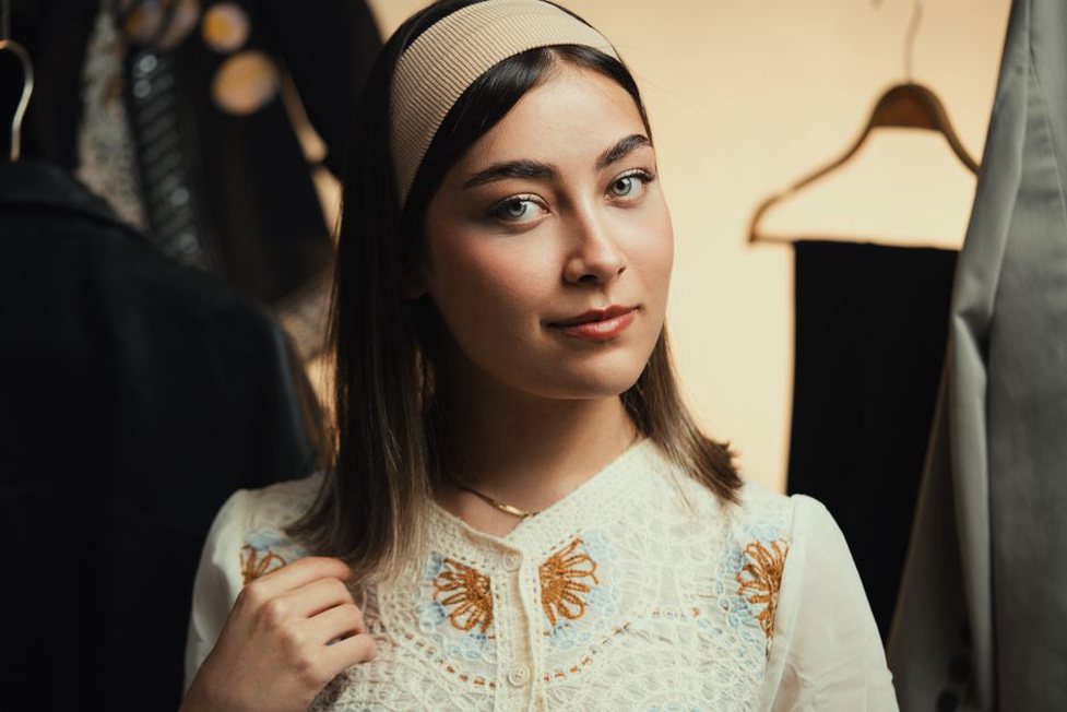 Vintage sienna satin headband paired with a modern cream blazer