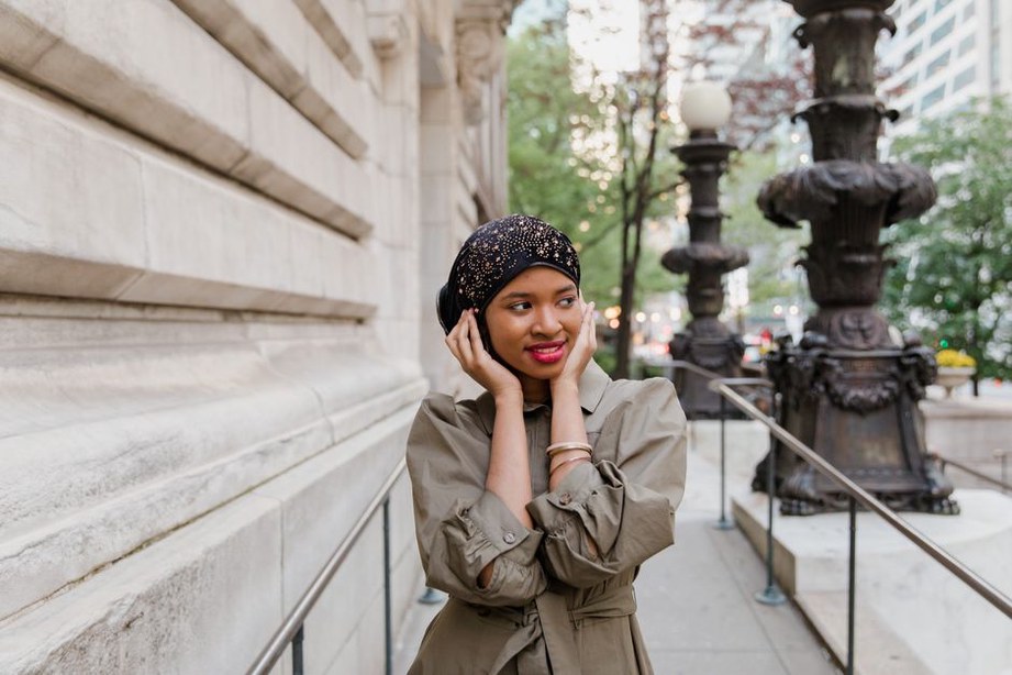 Styling a vintage velvet headband with a contemporary trench coat and jeans