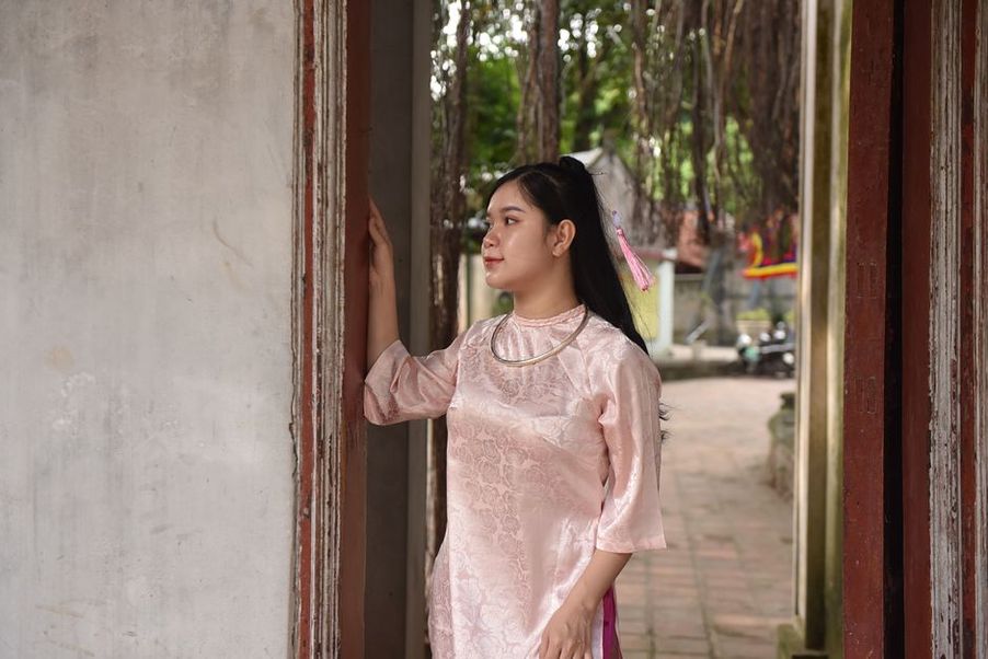 Modern outfit styled with a 1940s enamel barrette in a low ponytail
