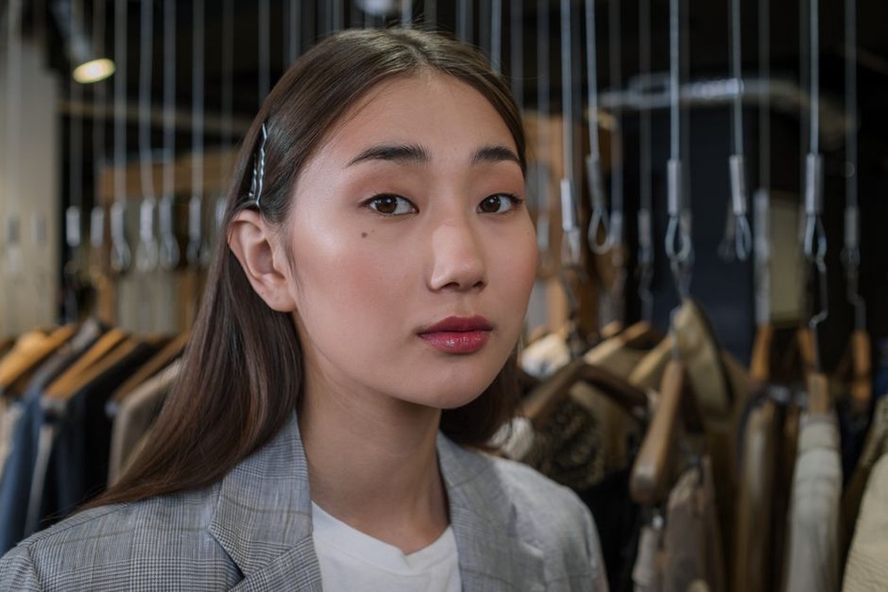 Modern bun with a Buttercups Midi clip in a neutral-toned outfit