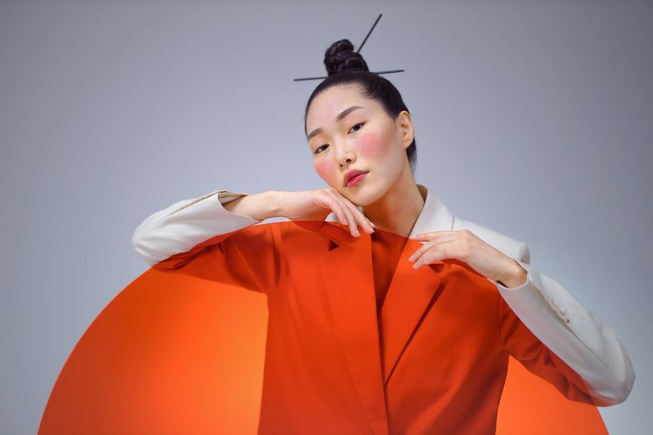 Yin yang claw securing a low chignon on a model in a cream linen blazer