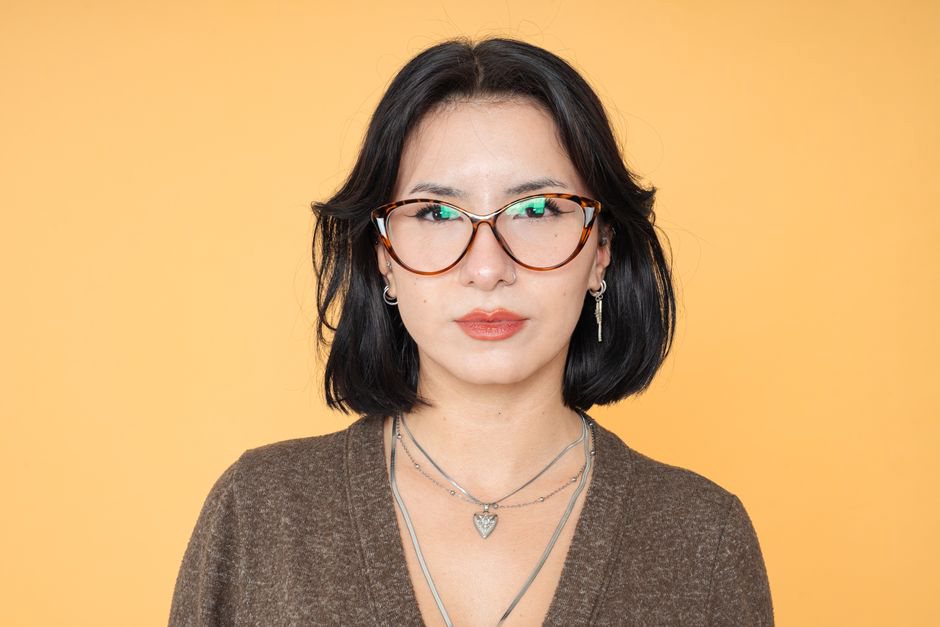 Женщина с тёмными волосами, украшенными винтажным зажимом Eloise в черепаховом цвете, и белой блузой