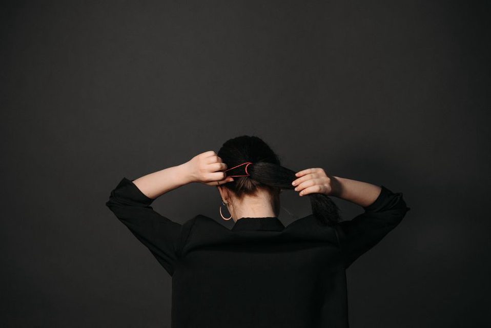 Modern outfit featuring a vintage ivy leaf hairclip in a side ponytail