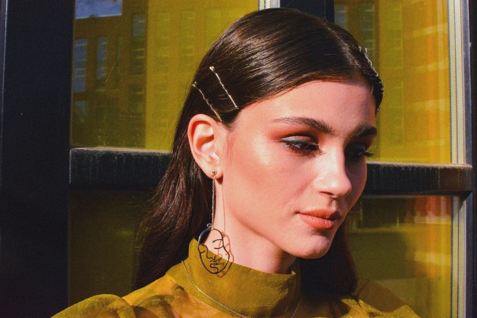 Small clip beside close-set finger waves