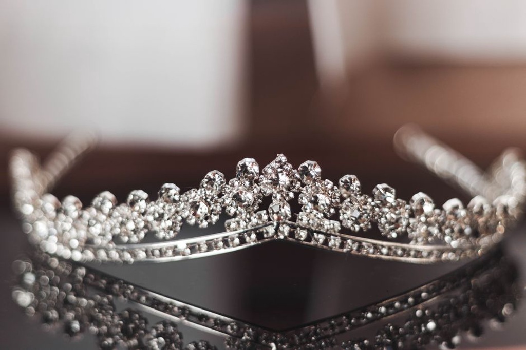 diamond tiara from 1905 with floral garland design and detachable brooch elements