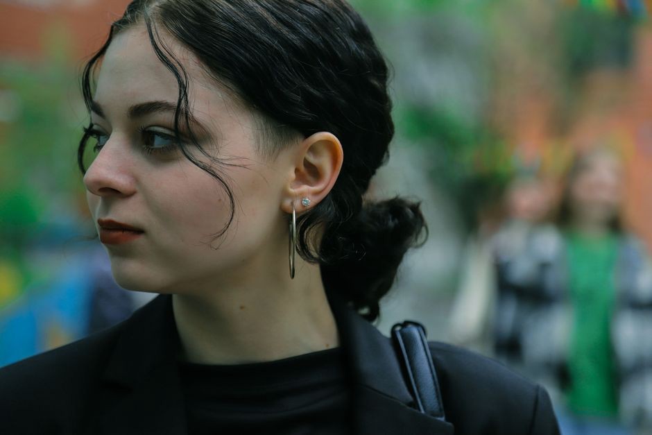 A dark net framing a low gathered bun
