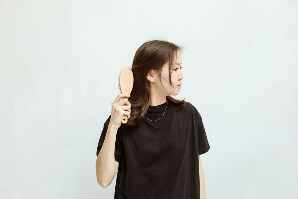 Curved comb set above a loose low twist