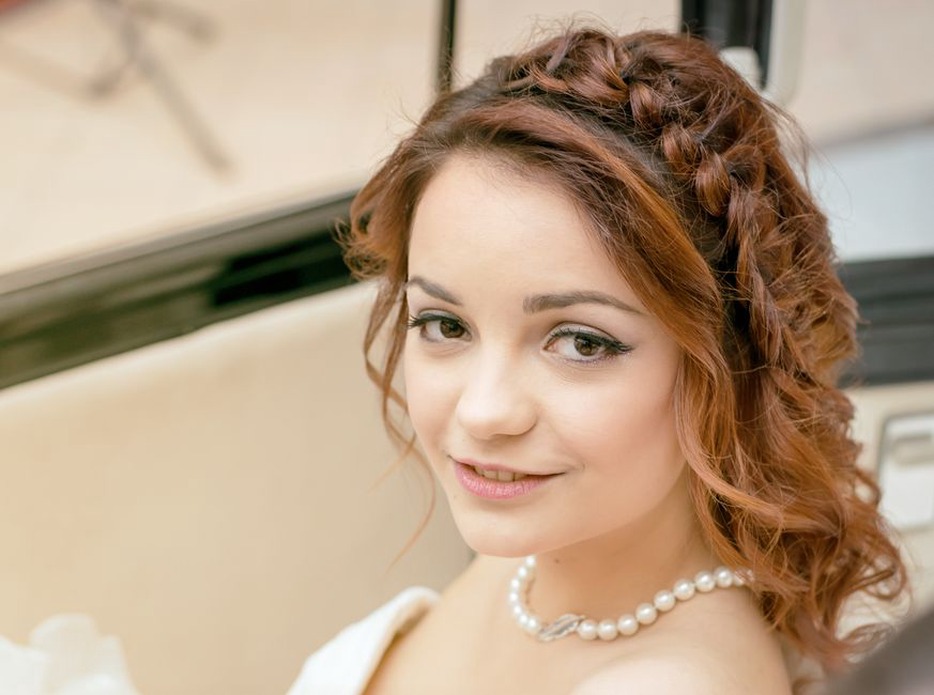 Pearl branches curve around a low bun