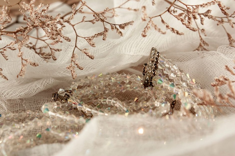 Beaded edging frames a softly arranged low roll